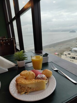 Desayuno buffet todos los días (BRL 59 por persona)