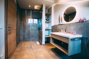 Een douche, milieuvriendelijke toiletartikelen, een haardroger