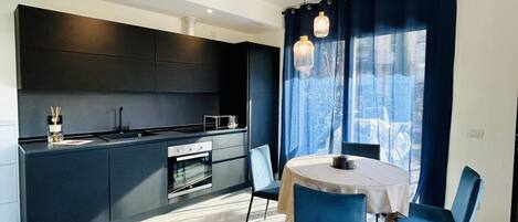 冰箱、微波炉、烤箱、炉灶