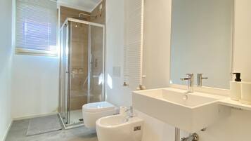 Doccia, asciugacapelli, bidet, asciugamani