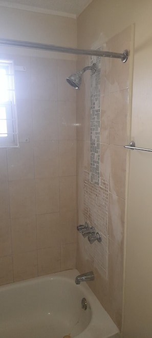 Serviettes fournies, savon, papier de toilette