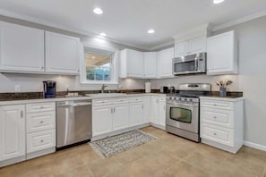 Fridge, microwave, oven, stovetop - Enjoy Savannah 4BR w/King Bed (Pooler)
