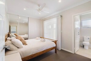 Douche, sèche-cheveux, serviettes fournies