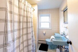 Badewanne, Haartrockner, Handtücher