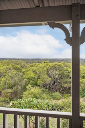 Un'area scoperta riparata con vista su vegetazione verde e lussureggiante.