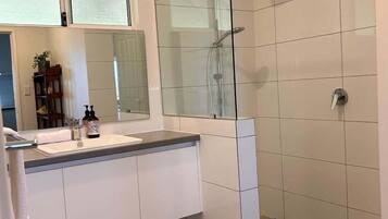 SĂšche-cheveux, serviettes fournies