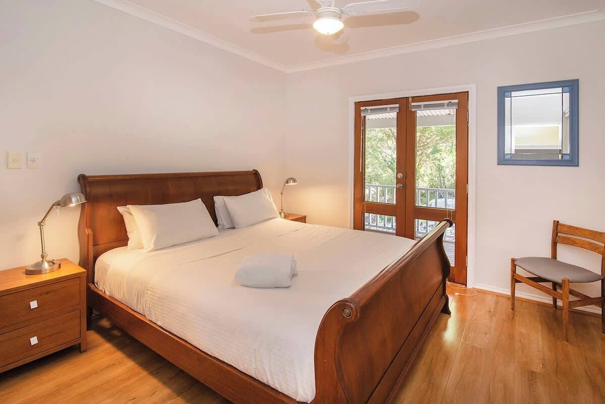 2 chambres, bureau, fer et planche à repasser, lit parapluie