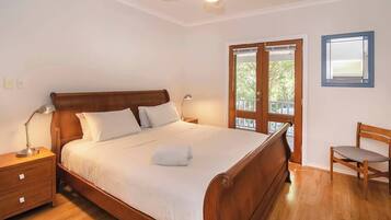 2 chambres, bureau, fer et planche Ă repasser, lit parapluie