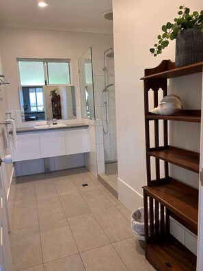 Hårføner og håndklær