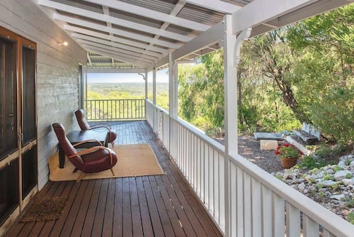 Hillview - Resort-Style Bush Retreat