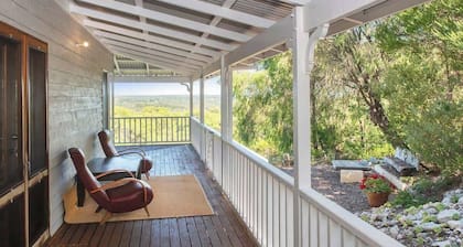 Hillview - Resort-Style Bush Retreat