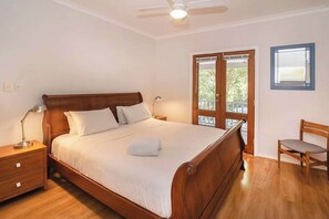 2 habitaciones, escritorio y tabla de planchar con plancha