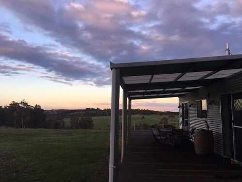 Margaret River Farmhouse: Serene Bushland Getaway
