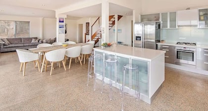 Margaret River Farmhouse: Serene Bushland Getaway