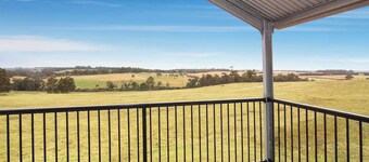 Margaret River Farmhouse: Serene Bushland Getaway