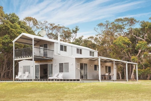 Margaret River Farmhouse: Serene Bushland Getaway