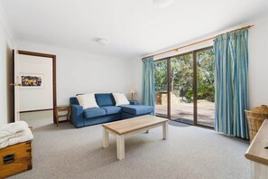 TV, fireplace - Nature's Retreat Eagle Bay (Eagle Bay)