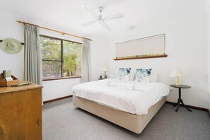4 bedrooms, travel crib, WiFi, bed sheets - Nature's Retreat Eagle Bay (Eagle Bay)