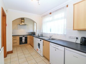 Cottage | Private kitchen | Fridge, dishwasher, electric kettle, toaster - Cwm Eilir (Criccieth)