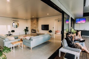 تلفزيون ذكي، مدفأة، تنس طاولة