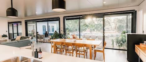 المنشأة من الداخل