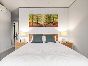 4 bedrooms, iron/ironing board, WiFi, bed sheets - Seaview Yallingup—Nature & Spa Sanctuary (Yallingup)