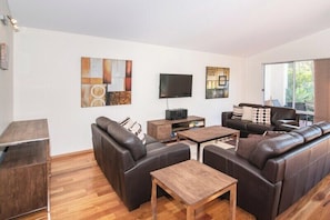 A modern living room with a sofa set, a coffee table, and a flat-screen TV. - Villa on the Cape: Relaxed Hideaway near Town (Dunsborough)