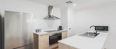 Refrigerador, microondas, horno y parrilla de estufa