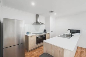 冷蔵庫、電子レンジ、オーブン、コンロ