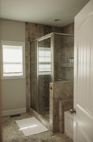 Douche, séchoir à cheveux, serviettes fournies, savon