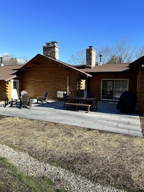 Outdoor dining - Beautiful cabin in the woods close to skiing, hiking and shopping with hot tub. (Austerlitz)