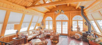 Beautiful cabin in the woods close to skiing, hiking and shopping with hot tub.