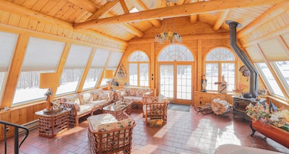 Beautiful cabin in the woods close to skiing, hiking and shopping with hot tub.