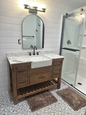Shower, hair dryer, towels, soap - Beautiful cabin in the woods close to skiing, hiking and shopping with hot tub. (Austerlitz)