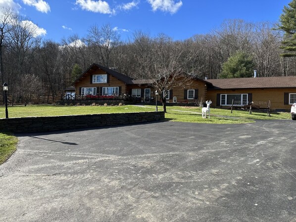 Property grounds - Beautiful cabin in the woods close to skiing, hiking and shopping with hot tub. (Austerlitz)