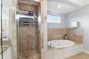 Badewanne, Haartrockner, Handtücher, Shampoo