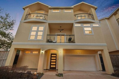 Luxurious 6BR/3.5 Wifi And Pool