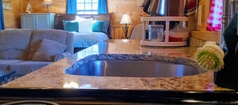 Romantic One room Cabin with breathtaking views of the Smoky Mountains