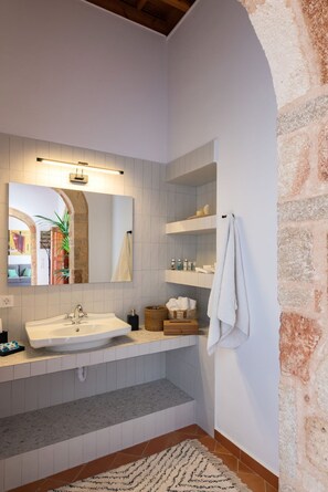 Douche, sèche-cheveux, serviettes fournies, savon