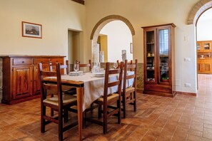 Family Apartment, 2 Bedrooms, 2 Bathrooms | Dining room