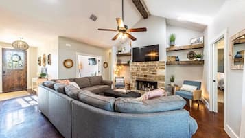 Televisión, chimenea, futbolito y tenis de mesa