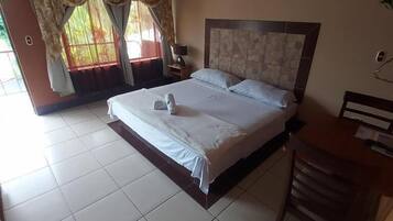 Espacio para trabajar con laptop, wifi gratis y ropa de cama