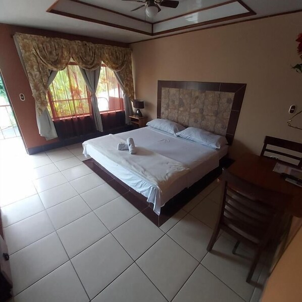 Espacio para trabajar con laptop, wifi gratis y ropa de cama 