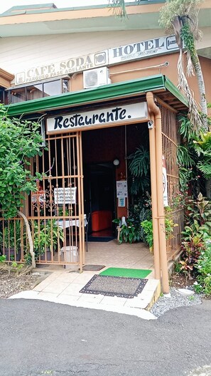 A hotel entrance with a sign reading 'Restaurante.' - Hotel Torrre Fuerte (Venecia)