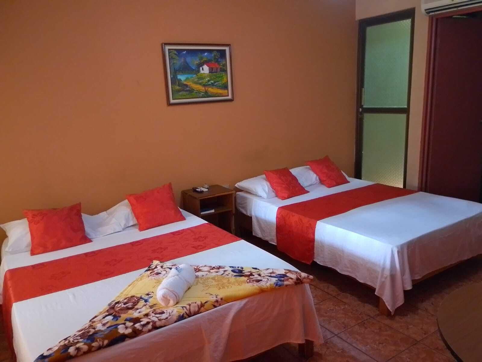 Espacio para trabajar con laptop, wifi gratis y ropa de cama 