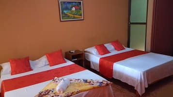 Espacio para trabajar con laptop, wifi gratis y ropa de cama