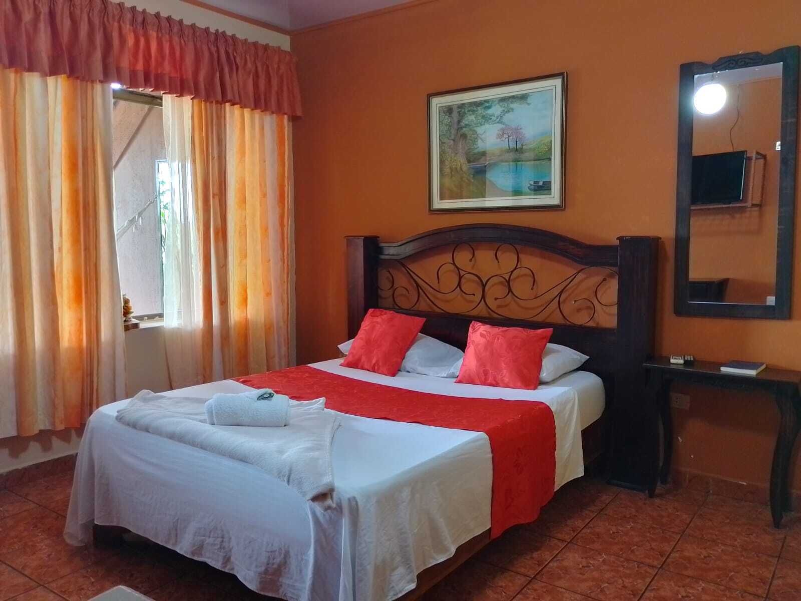 Espacio para trabajar con laptop, wifi gratis y ropa de cama 