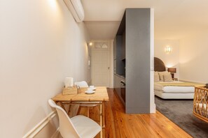 Classic Studio | In-room dining - YOUROPO - Stories (Porto)