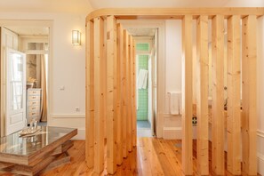 Classic Studio | Bathroom | Free toiletries, hair dryer, towels, toilet paper - YOUROPO - Stories (Porto)