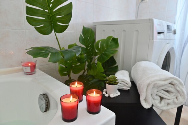 Basic Apartment | Bathroom | Combined shower/tub, hydromassage showerhead, hair dryer, bidet - IzzHome Njoy (Pula)